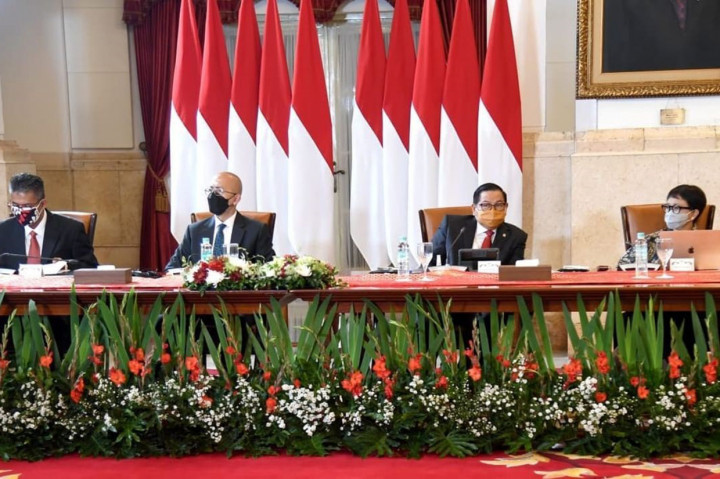 Turut mendampingi Presiden dalam kegiatan ini adalah Menteri Luar Negeri Retno Marsudi, Sekretaris Kabinet Pramono Anung, Direktur Jenderal Kerja Sama ASEAN Kementerian Luar Negeri Sidharto R. Suryodipuro, dan Wakil Tetap RI untuk ASEAN Derry Aman.