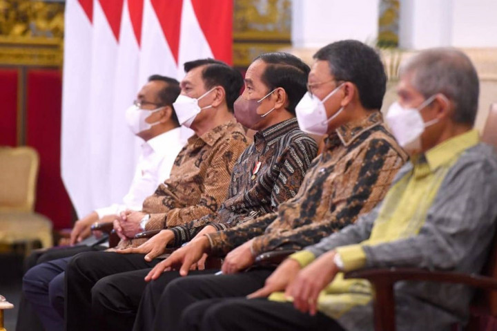 Presiden pun meminta untuk memberi masukan kepada pemerintah agar skenario transisi energi dapat berjalan. Namun, ia mengingatkan agar perhitungan dilakukan secara detail.
