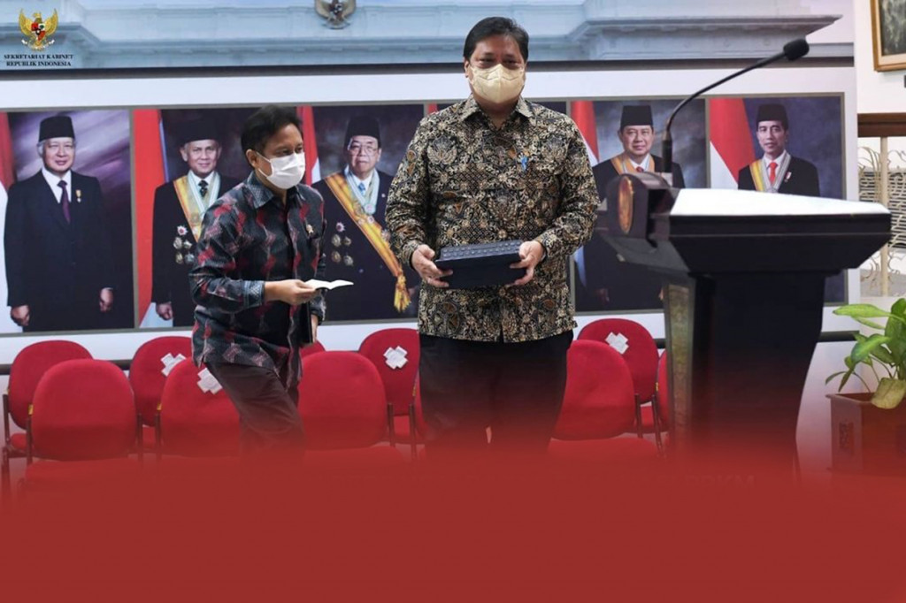 Menteri Koordinator Bidang Perekonomian Airlangga Hartarto dan Menteri Kesehatan Budi G. Sadikin saat memberikan keterangan pers usai Ratas mengenai Evaluasi PPKM, di Kantor Presiden, Jakarta, Senin, 22 November 2021.