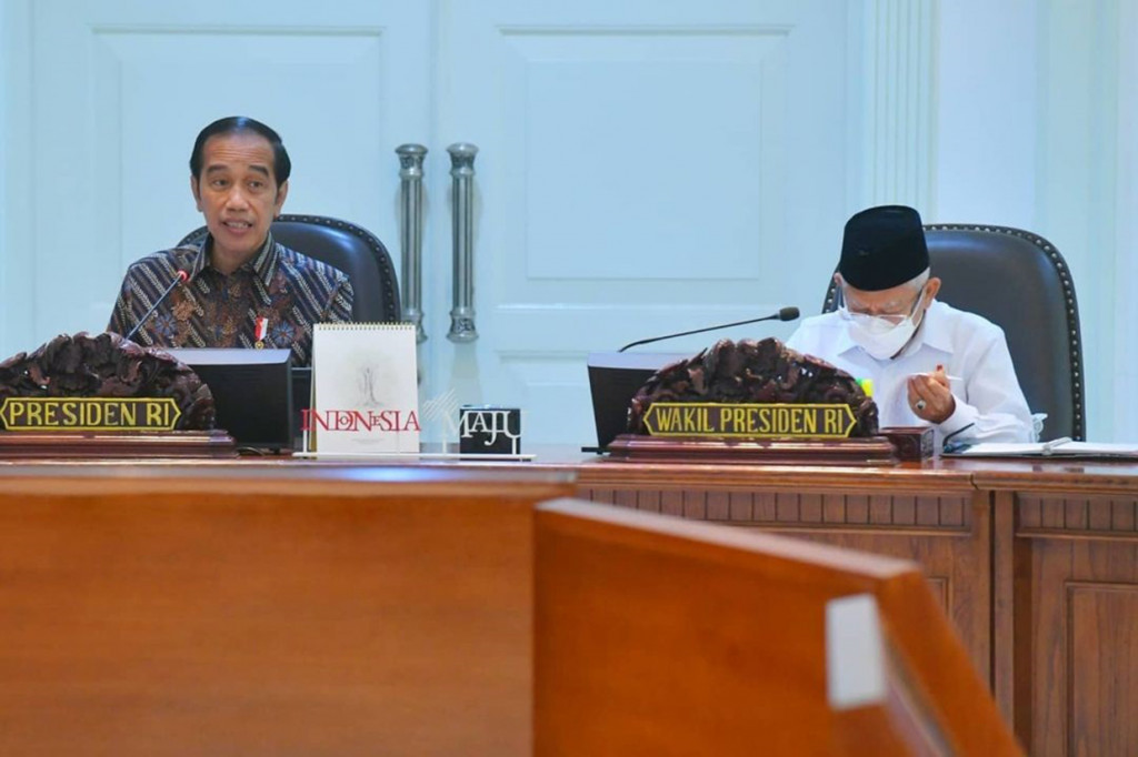 Presiden Joko Widodo dan Wakil Presiden Ma'ruf Amin memimpin Rapat Terbatas mengenai Evaluasi Pemberlakuan Pembatasan Kegiatan Masyarakat (PPKM), di Kantor Presiden, Jakarta, Senin, 22 November 2021.