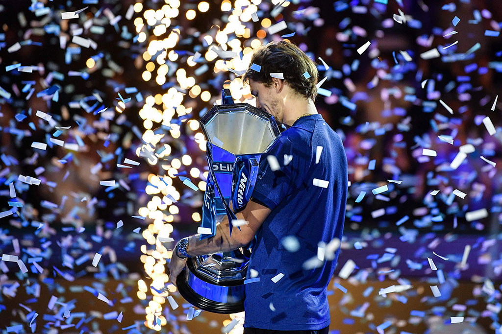 Zverev, peraih medali emas tunggal putra Olimpiade di Tokyo, memenangi trofi keenamnya pada musim ini dan mengakhiri lima kekalahan beruntun dari juara bertahan Medvedev.