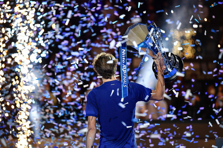 Unggulan ketiga asal Jerman itu menggulingkan pemenang US Open Medvedev dengan dua set langsung 6-4 6-4 dalam 75 menit, untuk merebut mahkota turnamen akhir musim yang dia menangi pada 2018.
