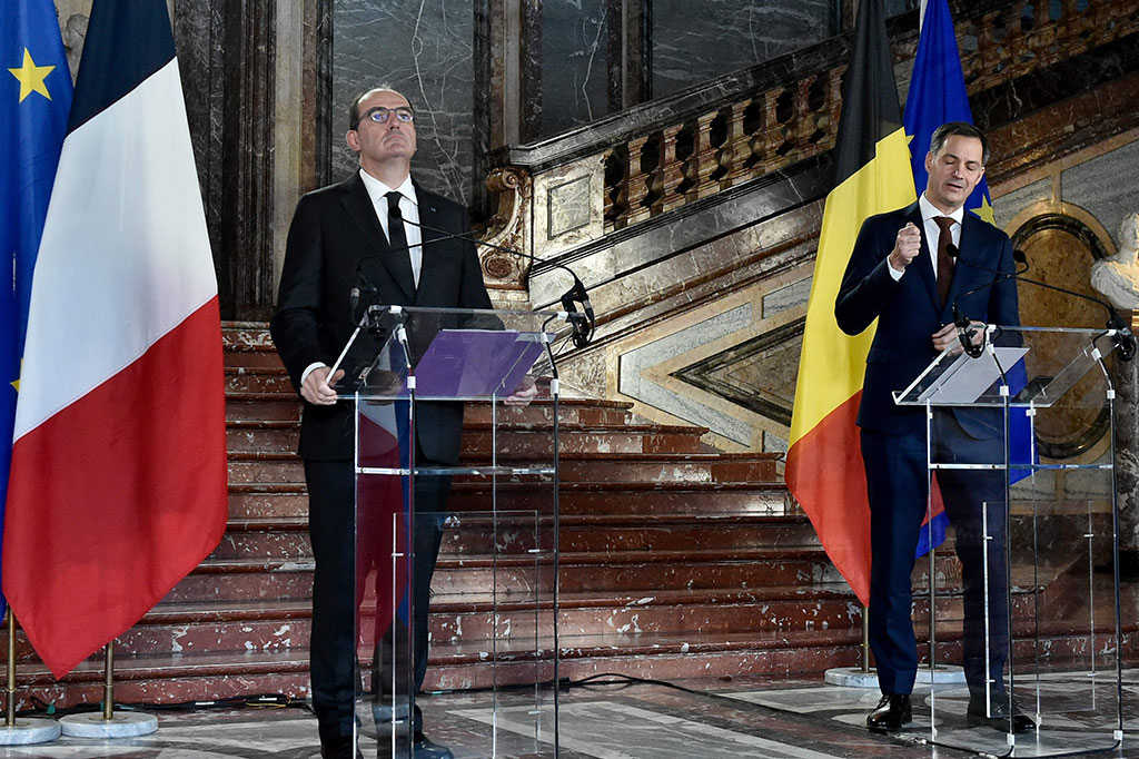 Perdana Menteri Belgia Alexander De Croo (kanan) dan PM Prancis Jean Castex melakukan konferensi pers bersama usai melakukan pertemuan bilateral di Brussels, Senin, 22 November 2021 waktu setempat.