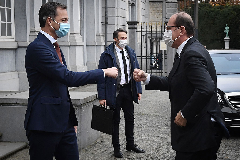 Kepala pemerintahan berusia 56 tahun itu telah menerima dua dosis vaksin pada musim semi dan belum pernah dites positif sebelumnya.