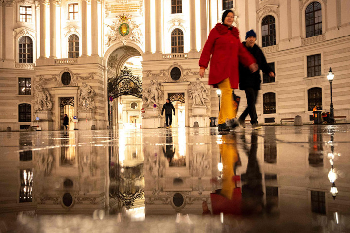  Austria menghentikan kegiatan publik pada Senin, 22 November 2021 waktu setempat, ketika penguncian (lockdown) nasional keempat covid-19 dimulai untuk menghadapi lonjakan infeksi virus korona. 