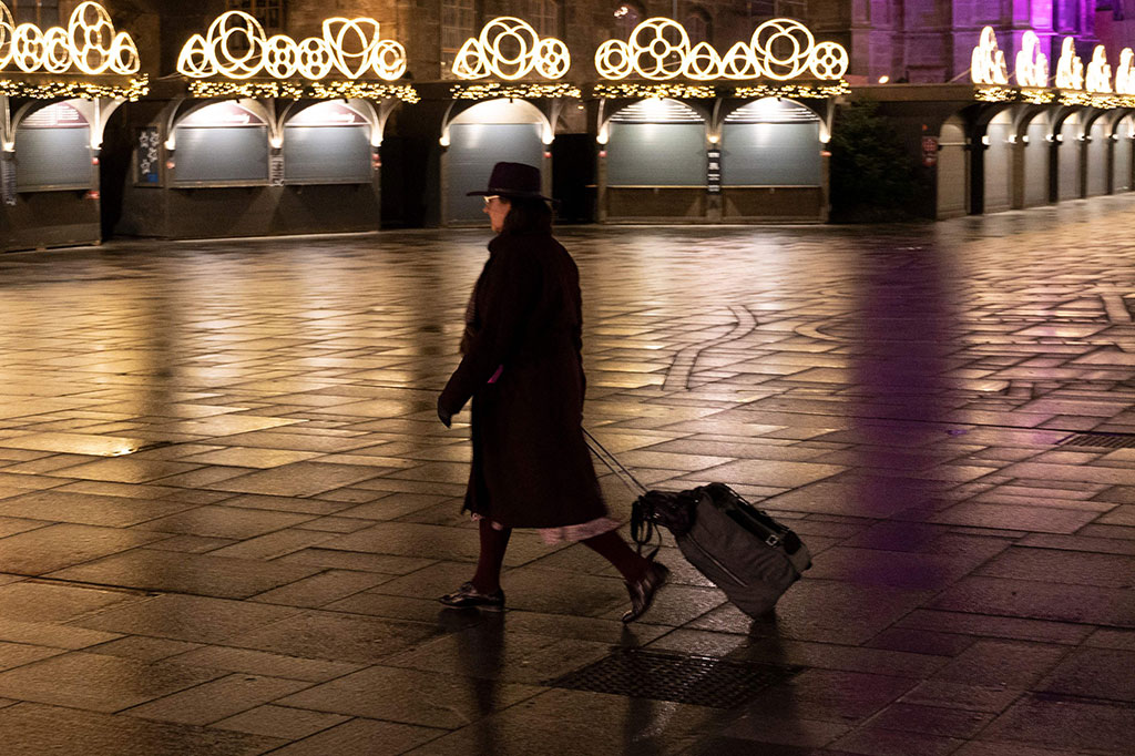 Kebijakan itu menjadikan Austria negara pertama di Eropa barat yang menerapkan kembali tindakan drastis dan tidak populer musim gugur ini. Penguncian ini mirip dengan yang sebelumnya, tetapi kali ini diberlakukan saat vaksin tersedia secara luas.
