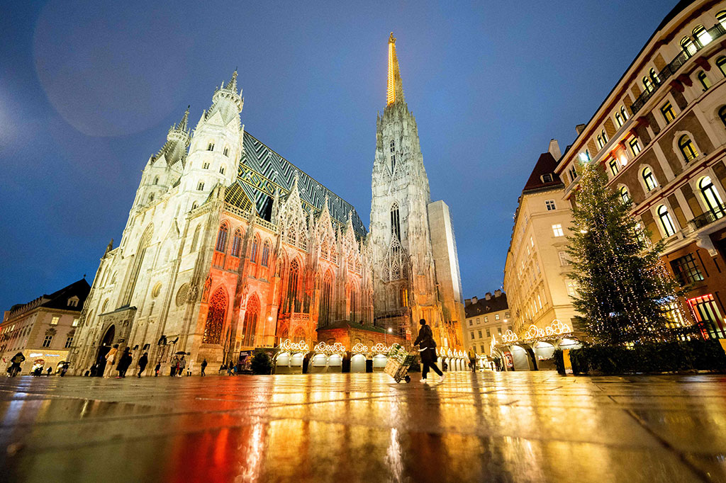 Pasar-pasar yang menjual keperluan Natal yang baru saja mulai dibuka, juga harus ditutup. Tapi, dalam perubahan menit terakhir, fasilitas pengangkut pemain ski dapat tetap beroperasi untuk orang yang sudah divaksin. Namun hotel akan tertutup bagi turis yang belum tinggal di hotel itu ketika penguncian dimulai.