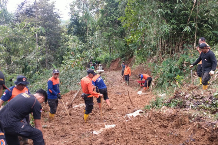 Hujan deras yang menguyur berbagai wilayah di Jawa Barat telah menyebabkan jembatan Cikembang 2, Desa Karyamandala, Kecamatan Salopa, Kabupaten Tasikmalaya, ambruk dan telah menyebabkan tiga kedusunan terisolasi.
