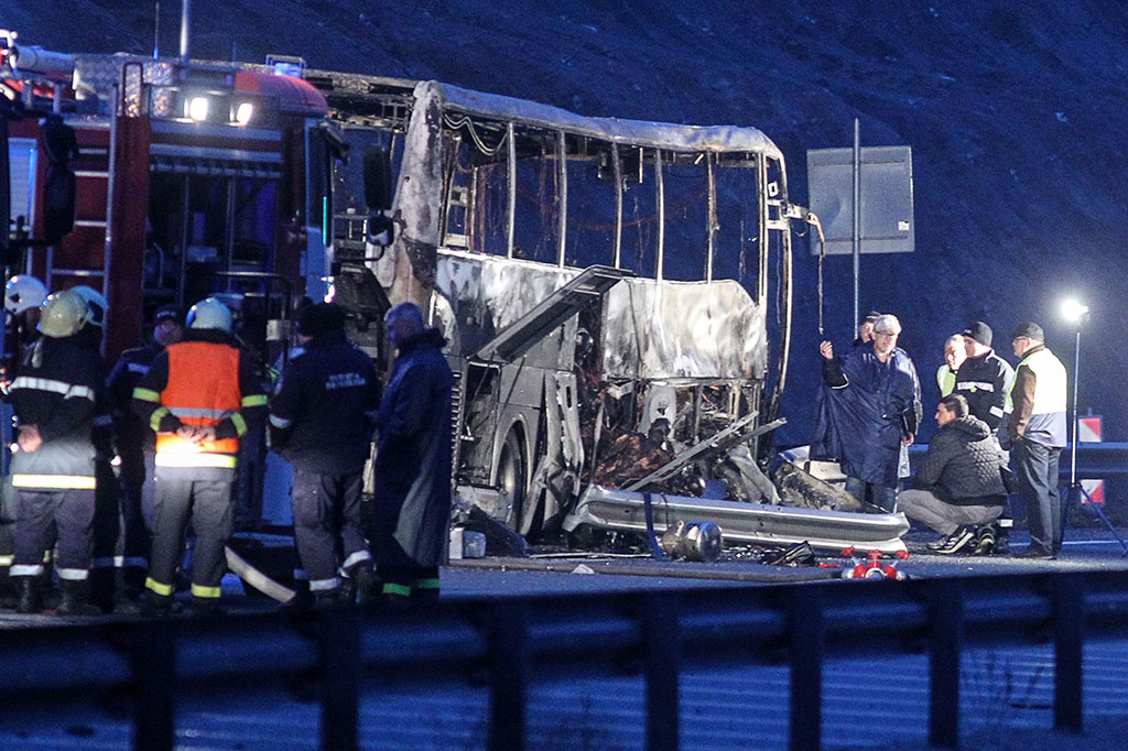Petugas bekerja di lokasi kecelakaan bus, di mana setidaknya 45 orang meninggal setelah kendaraan terbakar di jalan raya dekat desa Bosnek, selatan Sofia, pada Selasa, 23 November 2021.