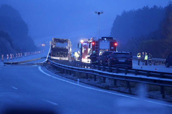 Tidak ada kendaraan lain yang terlibat dalam kecelakaan itu, yang terjadi sekitar pukul 2:00 pagi (2400 GMT) di jalan raya sekitar 40 kilometer (26 mil) dari Sofia, dekat desa Bosnek.