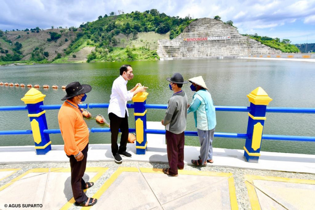 Lewat keberadaan Bendungan Karalloe, kata Jokowi, harapannya petani yang sebelumnya hanya panen padi dan palawija sekali dalam setahun dapat dua kali panen padi dan sekali palawija.