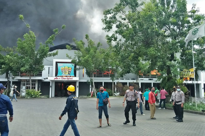 Kebakaran besar melanda pabrik PT Dua Kelinci, di Jalan Raya Pati-Kudus, Kecamatan Margorejo, Pati, Jawa Tengah, Selasa, 23 November 2021. Kebakaran membuat para karyawan beramburan keluar untuk menyelamatkan diri.