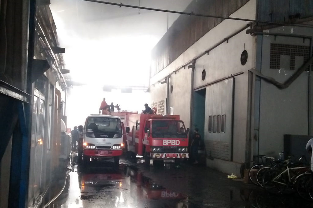 Lokasi kebakaran pabrik yang berada di Jalur Pantura mengakibatkan arus lalu lintas tersendat. Sementara untuk menghindari hal-hal yang tidak diinginkan, akses keluar masuk pabrik ditutup sementara.