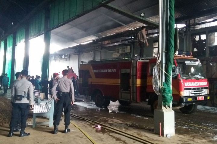 Puluhan mobil milik dinas pemadam kebakaran diterjunkan untuk memadamkan kobaran api yang terus membesar. Kobaran api membesar karena material bahan yang mudah terbakar.