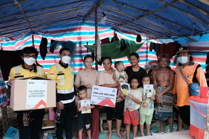 Bantuan berupa peket sembako, pakaian, obat-obatan, peralatan penunjang dapur umum dan peralatan evakuasi tersebut langsung diserahkan satgas melalui pemerintah daerah setempat untuk didistribusikan ke 12 kecamatan yang terdampak.