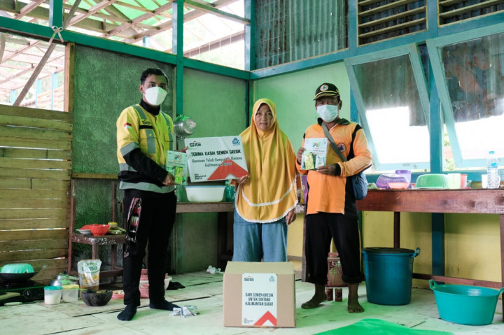 PT.Semen Gresik (PTSG) melalui Tim Reaksi Cepat (TRC) Satuan tugas TanggapBencana turun ke lapangan menyalurkan bantuan logistik kepada warga terdampak bencana banjir di Kabupaten Sintang, Kalimantan Barat, Selasa, 23 November 2021.