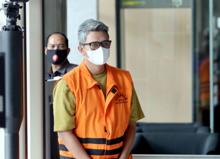 KPK memeriksa Apri Sujadi sebagai tersangka kasus tindak pidana korupsi penyalahgunaan wewenang terkait pengaturan barang kena cukai dalam pengelolaan Kawasan Perdagangan Bebas dan Pelabuhan Bebas (KPBPB) Kabupaten Bintan tahun 2016-2018.