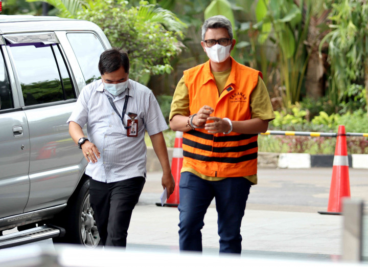 Tersangka Bupati Bintan Nonaktif Apri Sujadi (rompi tahanan) menjalani pemeriksaan di gedung KPK, Jakarta, Selasa, 23 November 2021.
