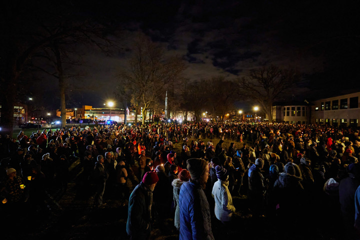 Ratusan orang berkumpul di taman pusat kota di Waukesha, Wisconsin, Amerika Serikat untuk menyalakan lilin, 22 November 2021, waktu setempat.
