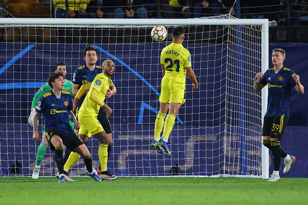 Villarreal bermain menyerang sejak awal laga dan menciptakan sejumlah peluang membahayakan, sedangkan serangan MU masih terlalu mudah untuk dipatahkan.