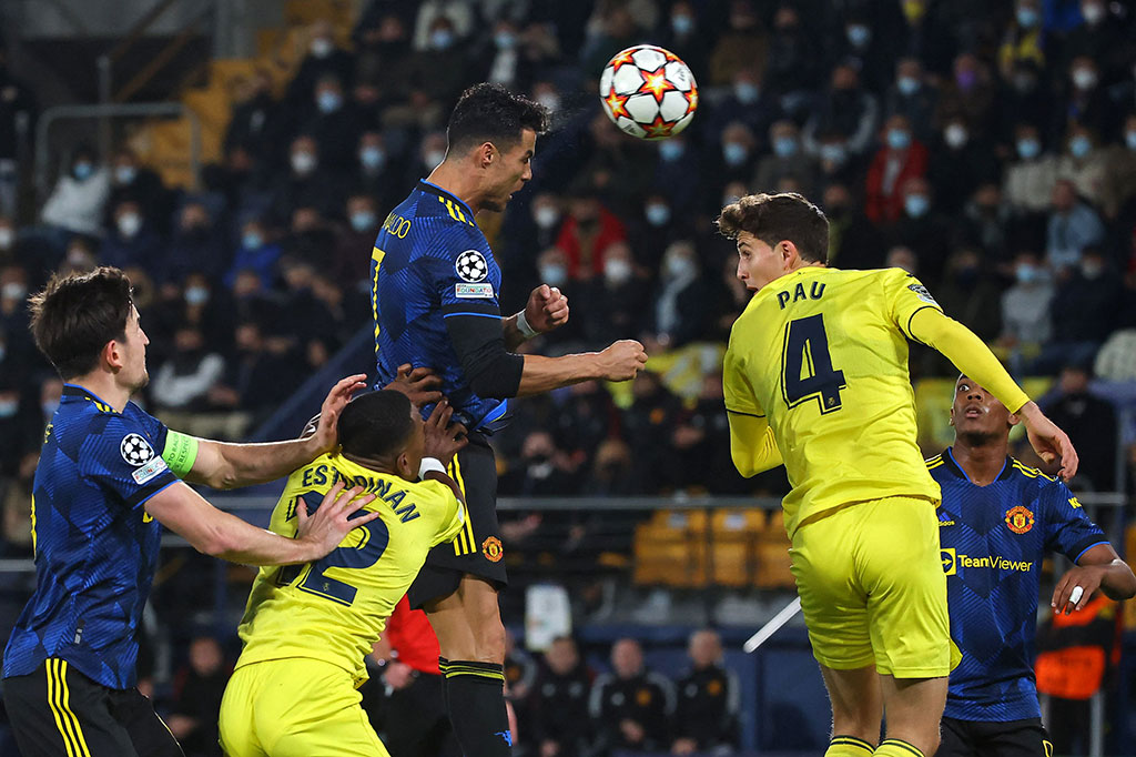 Tiga menit kemudian, giliran MU yang mengancam lewat sundulan Cristiano Ronaldo. Sayang upaya pemain asal Portugal itu masih terlalu lemah sehingga mudah ditangkap kiper Villarreal Geronimo Rulli.