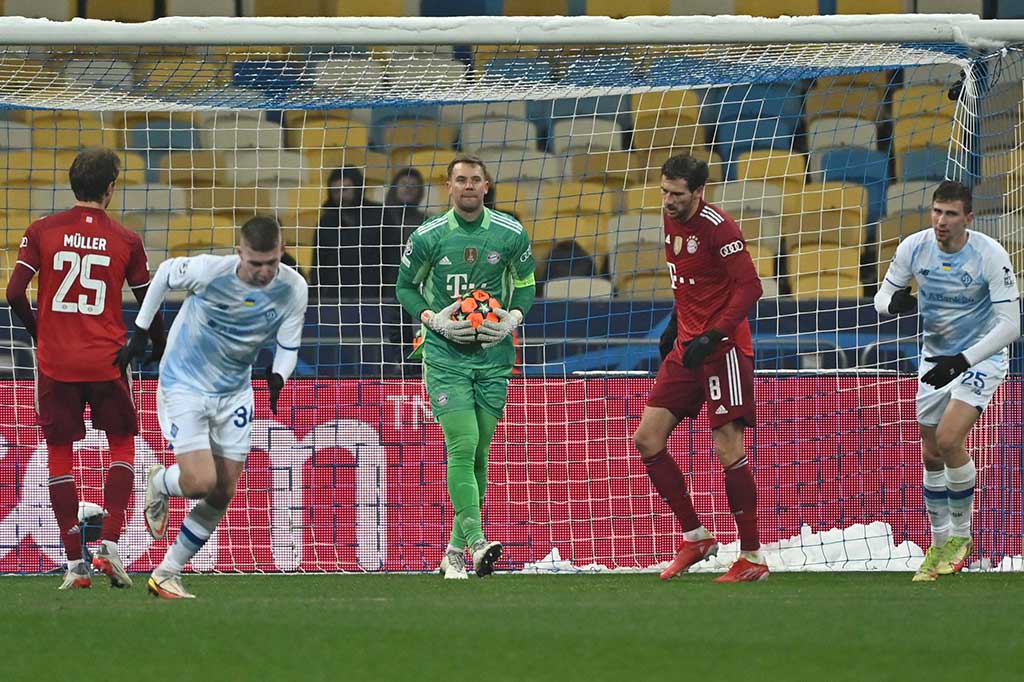 Kiev tampil menyerang di babak kedua demi menipiskan ketertinggalan. Pada menit ke-47, tuan rumah menciptakan peluang melalui tendangan jarak dekat Mykola Shaparenko, tetapi bola masih bisa ditepis Neuer. Bola muntah kembali disambar Sharapenko, tetapi Neuer lagi-lagi masih bisa mengamankan gawangnya.