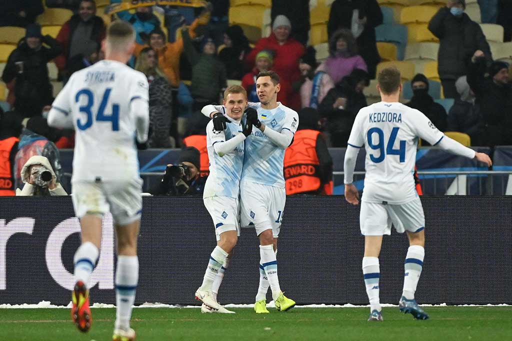 Tekanan Kiev akhirnya membuahkan hasil pada menit ke-70. Denis Harmash sukses menaklukkan Neuer setelah menerima sodoran bola Tsygankov di kotak penalti. Kiev pun menipiskan ketertinggalan menjadi 1-2.