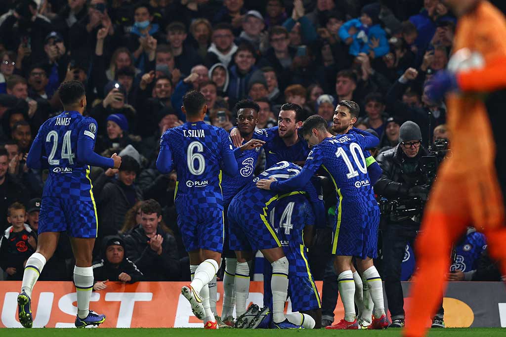 Trevoh Chalobah membuktikan kemampuannya sebagai salah satu jebolan terbaik Cobham saat membuka keunggulan Chelsea pada menit ke-25 setelah memanfaatkan sepak pojok dengan menyelesaikan umpan dada Antonio Ruediger.