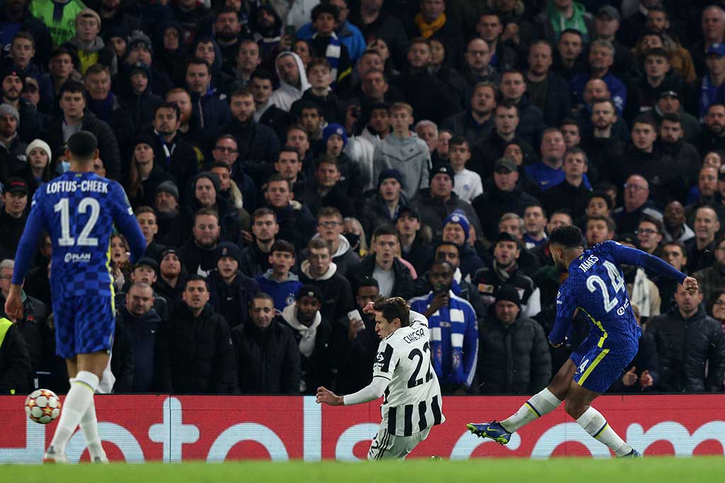 Tuan rumah berhasil menggandakan keunggulan lewat Reece James yang saat ini berstatus top skor The Blues di Liga Inggris dengan empat gol, lewat tembakan kerasnya yang gagal diantisipasi kiper Wojciech Szczesny pada menit ke-55.