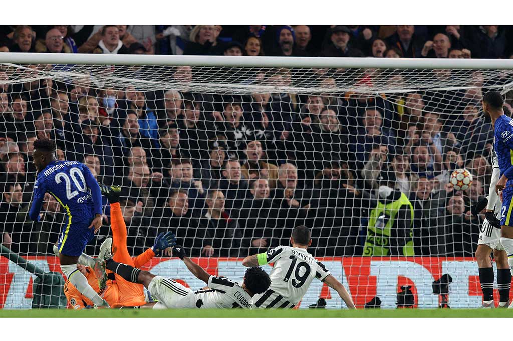 Tiga menit berselang, gawang tim tamu kembali kebobolan ketika Ruben Loftus-Cheek merangsek ke dalam kotak penalti Juve dan ruang tembaknya tertutup, tetapi gelandang Chelsea itu dengan cermat melihat Callum Hudson-Odoi berdiri bebas untuk menyelesaikan bola jadi gol ketiga.