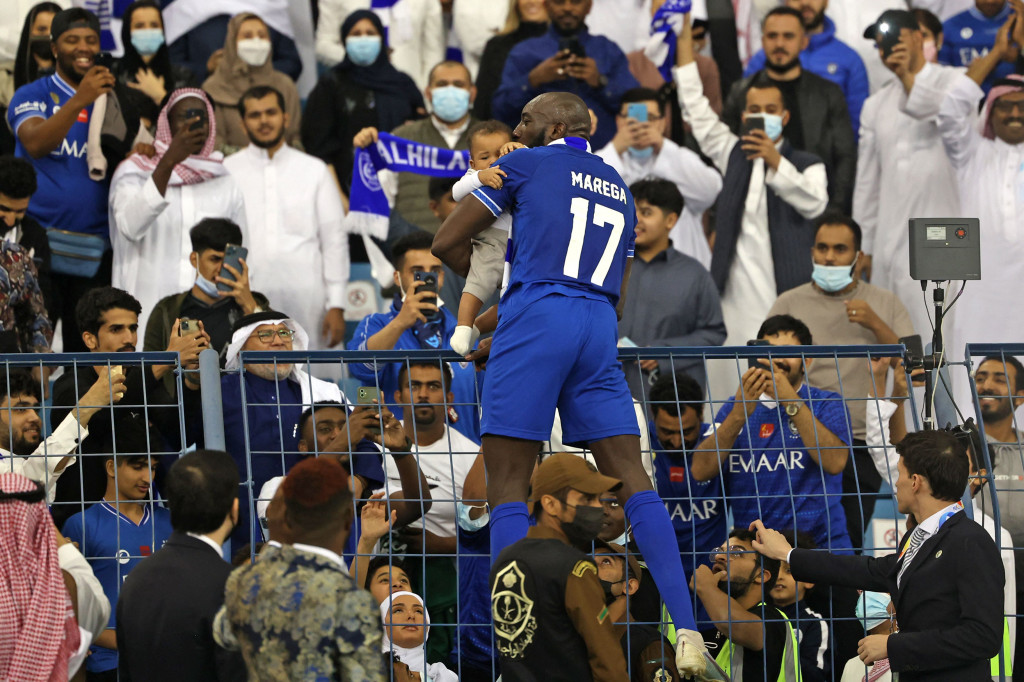 Moussa Marega mencium anaknya setelah klub Arab Saudi Al Hilal menjadi juara Liga Champions Asia 2021 usai menumbangkan wakil Korea Selatan, Pohang Steelers dengan skor 2-0.