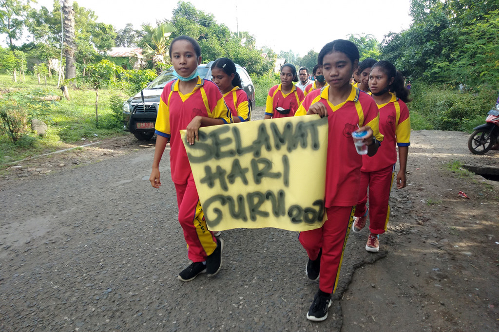Longmarch ratusan siswa dan guru tersebut diiringi drum band sambil berjalan berbaris. Tak lupa para siswa, membawa sejumlah pamflet yang bertuliskan pesan kepada warga, antara lain,