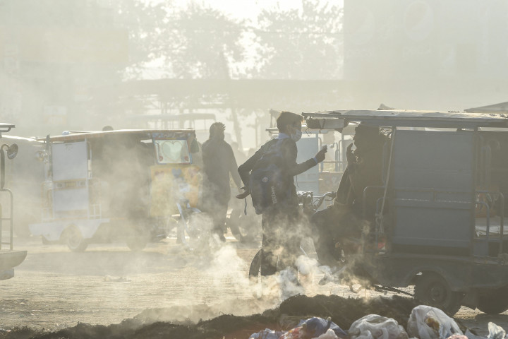 Campuran asap mesin diesel, pembakaran tanaman, dan kabut asap membuat tingkat polusi di Lahore sangat tinggi.