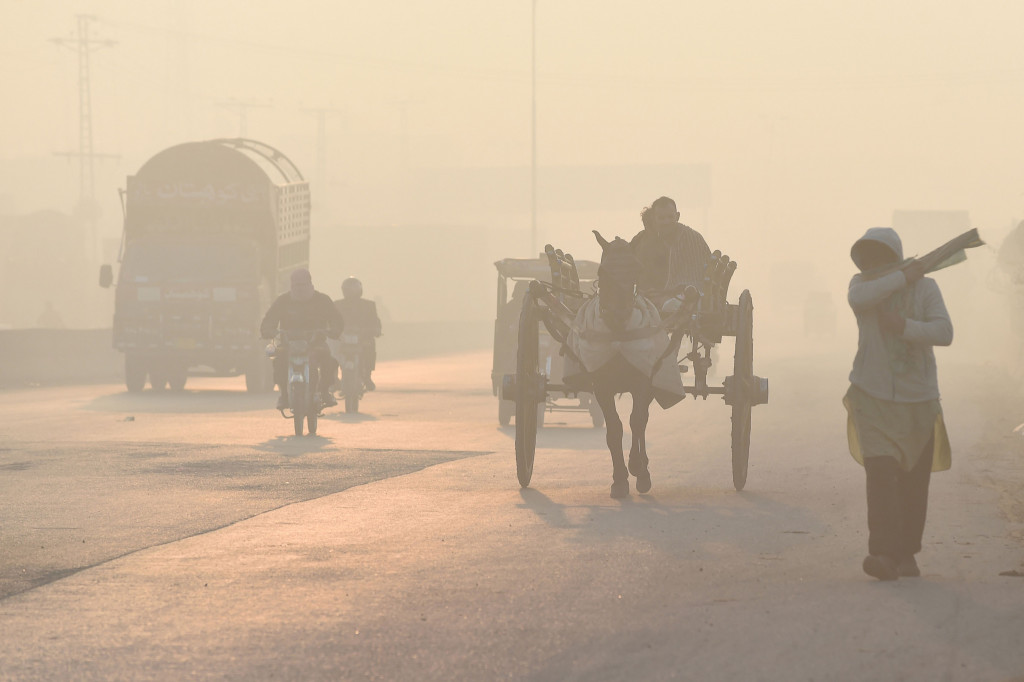 Selain itu, udara yang buruk di Lahore juga menjadikan ratusan orang menderita sakit pernapasan dan penyakit lainnya.