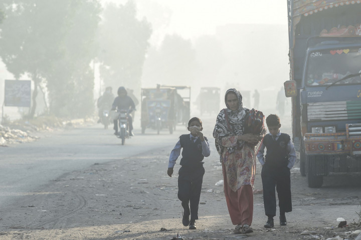Lahore berada di peringkat ketiga di belakang Dhaka, ibu kota Bangladesh, dan ibu kota Mongolia Ulaanbaatar pada indeks polusi.