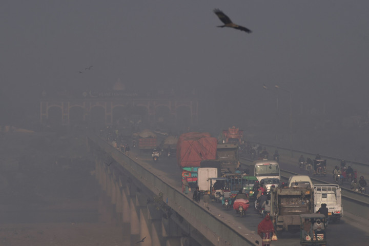 Kota Lahore, Pakistan dinobatkan menjadi kota paling tercemar ketiga di dunia menurut perusahaan teknologi asal Swiss, IQ-Air.