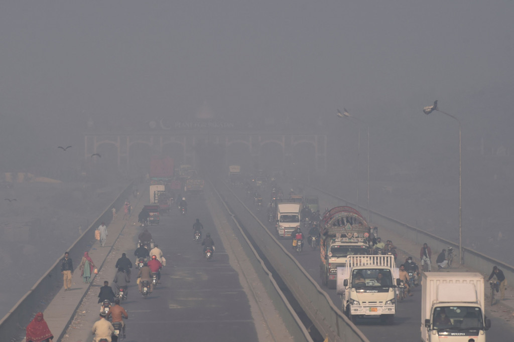 Meningkatnya polusi udara dan kabut asap telah memaksa pihak berwenang untuk memerintahkan penutupan sebagian sekolah di Lahore. Padahal, Lahore dulunya dikenal sebagai kota taman dengan udara yang baik. Selain itu, beberapa pabrik juga ditutup pihak berwenang, dan sebagiannya dikenakan denda.