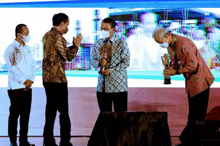 Kemudahan investasi seharusnya tidak hanya diberikan kepada investor besar atau asing, tetapi juga ke pengusaha kecil. 