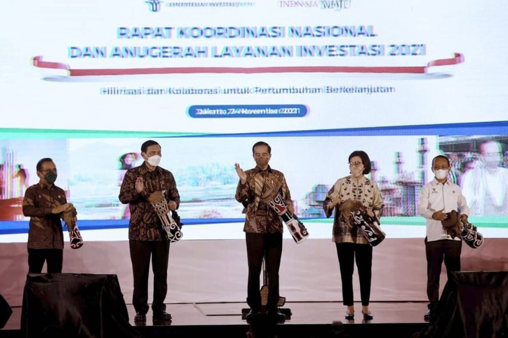 Presiden Joko Widodo memberikan pengarahan sekaligus membuka Rapat Koordinasi Nasional dan Anugerah Layanan Investasi Tahun 2021 di Ballroom Hotel Ritz-Carlton, Jakarta Selatan, pada Rabu, 24 November 2021.
