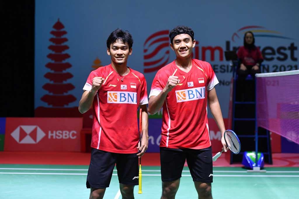 Bagas Maulana/Muhammad Shohibul Fikri melakukan selebrasi usai menundukkan rekan sepelatnas, Sabar Karyaman Gutama/Mohammad Reza Pahlevi, pada babak pertama ganda putra Indonesia Open di Nusa Dua, Bali, Rabu, 24 November 2021.