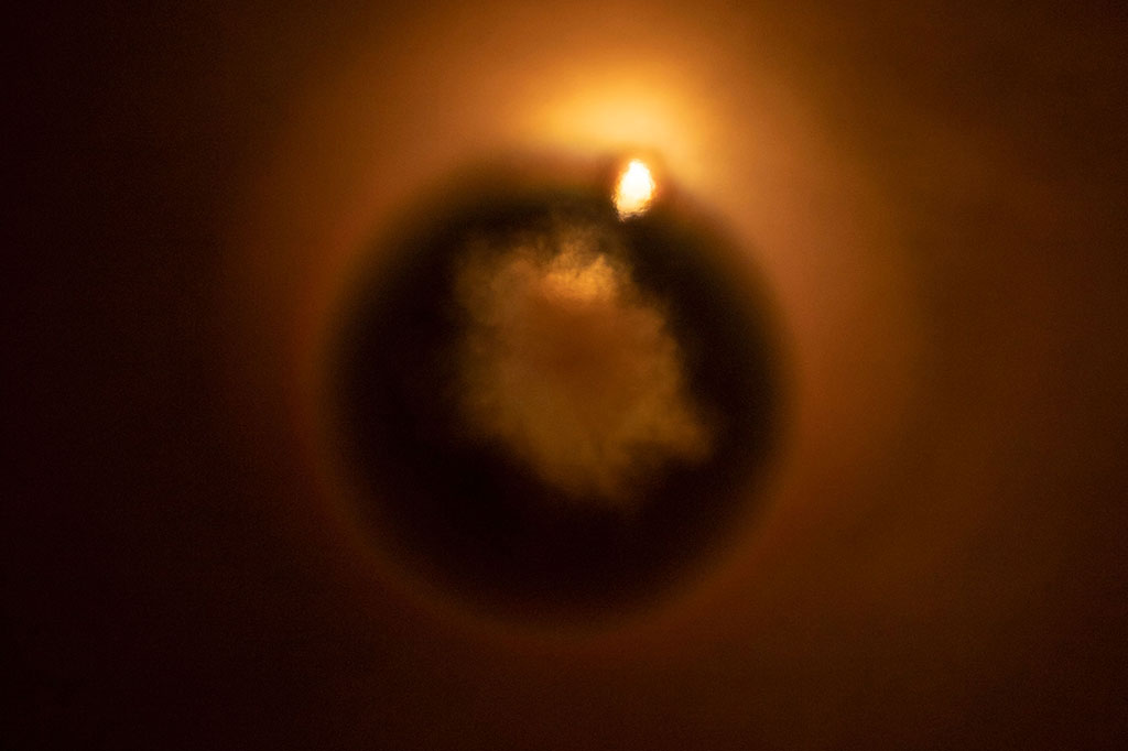 
Tujuannya adalah untuk sedikit mengubah lintasan Dimorphos, sebuah 'bulan kecil' dengan lebar sekitar 160 meter, atau dua kali Patung Liberty yang mengelilingi asteroid yang jauh lebih besar yang disebut Didymos (berdiameter 760 meter). Pasangan ini mengorbit Matahari bersama-sama.