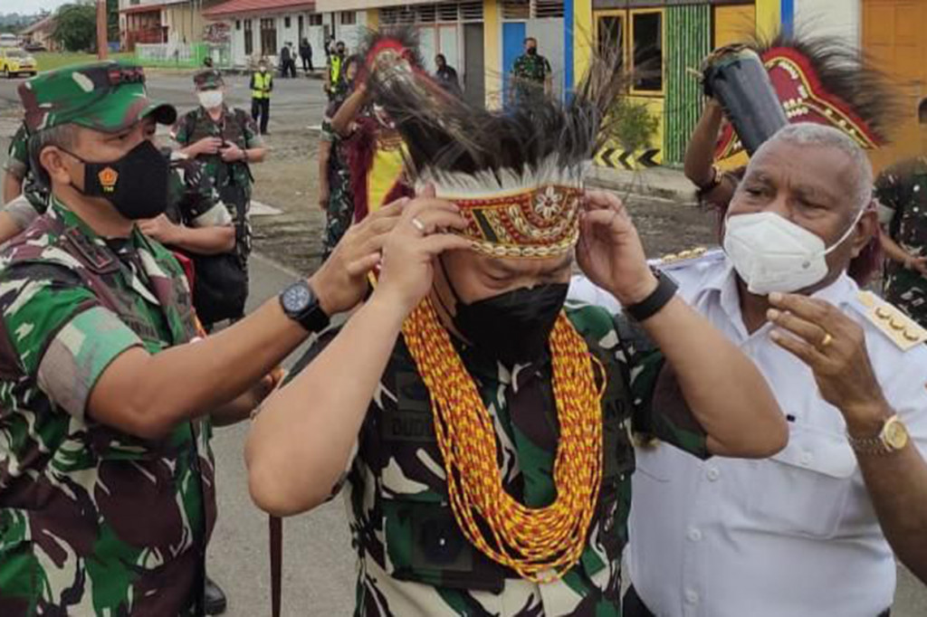 Kedatangannya disambut dengan tari-tarian khas Papua Barat sebagai prosesi penyambutan adat.