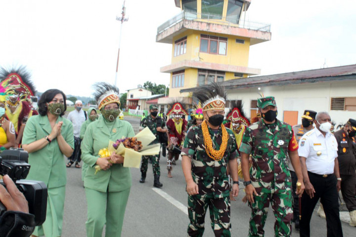 KSAD tiba di Bandara Rendani didampingi istri yang sekaligus Ketua Umum Persit Kartika Candra Kirana (KCK) Rahma Dudung Abdurachman beserta para pejajabat Mabesad dan disambut langsung Pangdam XVIII/Kasuari Mayjen TNI I Nyoman Cantiasa beserta Forkopimda Papua Barat. 