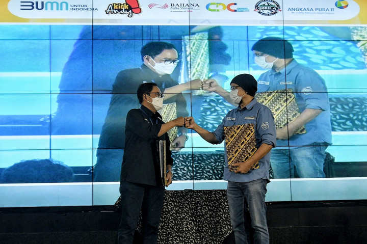 Ketua Yayasan Kick Andy, Andy F. Noya bersama Direktur Keuangan dan Manajemen Risiko PT Angkasa pura Wiweko Probojakti kerjasama bantuan donasi di Gedung 600 PT. Angkasa Pura II, Bandara Soekarno-Hatta, Tangerang, Banten, Rabu, 24 November 2021.