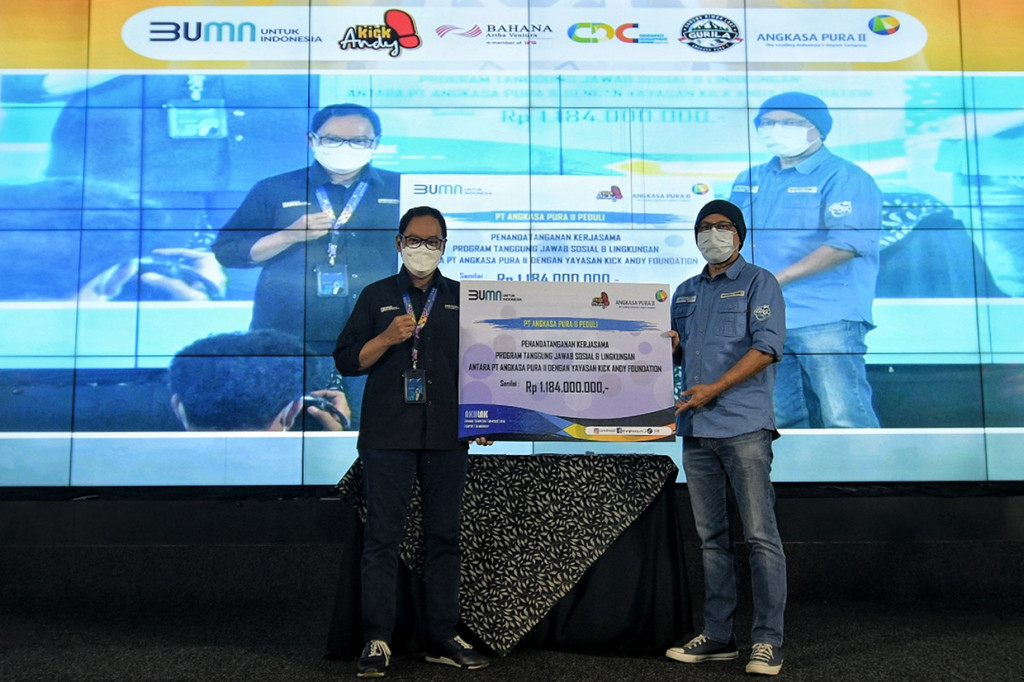 Ketua Yayasan Kick Andy, Andy F. Noya (kanan) bersama Direktur Keuangan dan Manajemen Risiko PT Angkasa pura Wiweko Probojakti (kiri) saat foto bersama usai menandatangani kerjasama bantuan donasi di Gedung 600 PT. Angkasa Pura II, Bandara Soekarno-Hatta, Tangerang, Banten, Rabu, 24 November 2021.