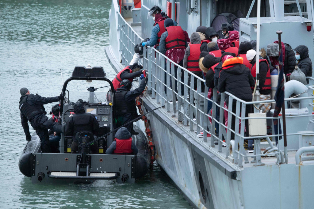 Kapal patroli Pasukan Perbatasan Inggris HMC Variant membawa para migran yang dijemput di laut setibanya di Marina di Dover, Inggris tenggara, Rabu, 24 November 2021.