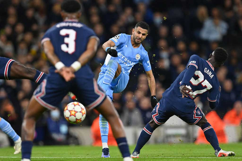 Bermain di kandang sendiri, Riyad Mahrez menjadi kreator utama serangan City namun hingga turun minum skor kacamata tak berubah.