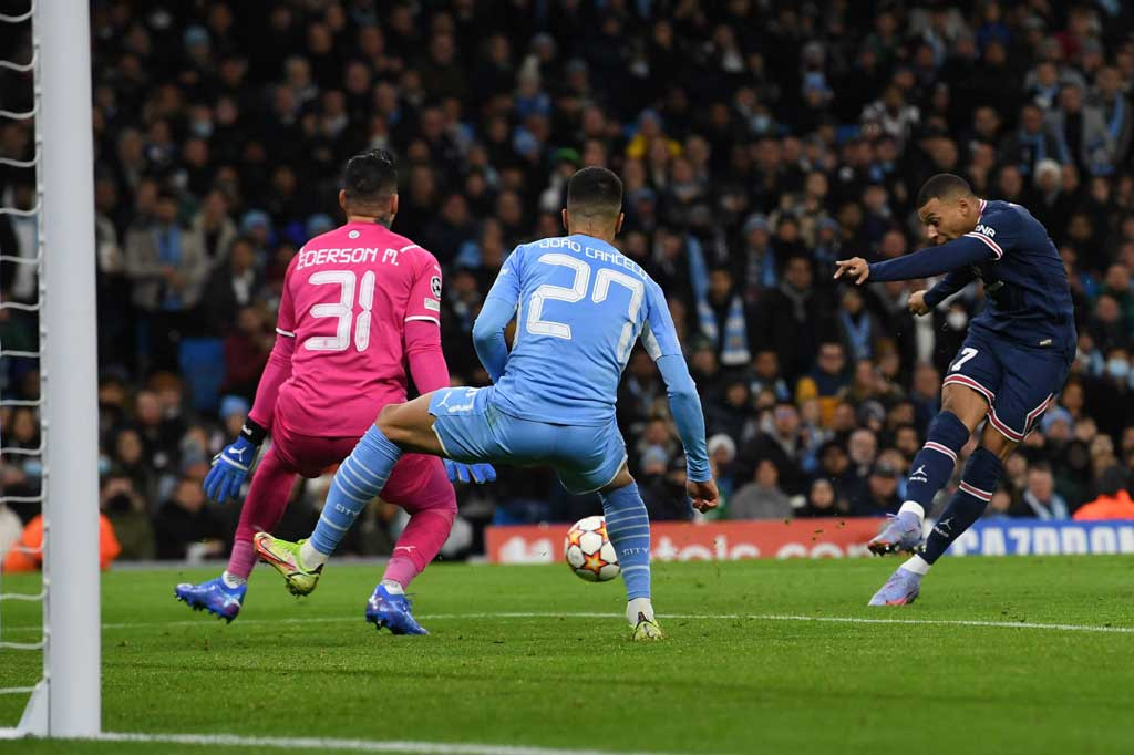 Lebih banyak tertekan di babak pertama, PSG justru mencuri keunggulan lima menit babak kedua berjalan lewat sepakan kaki kanan Kylian Mbappe memanfaatkan bola liar hasil umpan silang Lionel Messi.