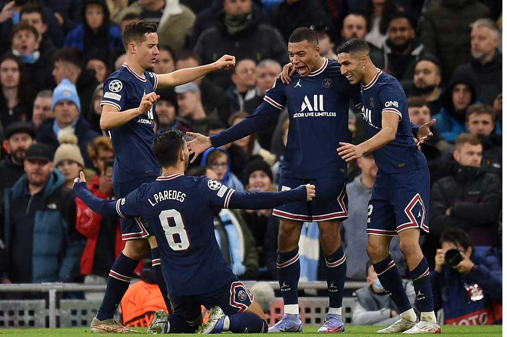 Mbappe (kedua kanan) melalukan selebrasi usai menjebol gawang tuan rumah.