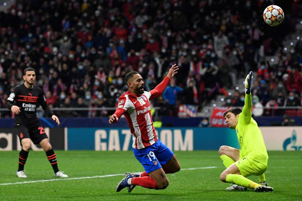 Matheus Cunha membuang peluang emas Atletico menyamakan kedudukan pada menit pertama injury time saat menerima umpan tarik Marcos Llorente, tapi penyelesaiannya melenceng dari sasaran.